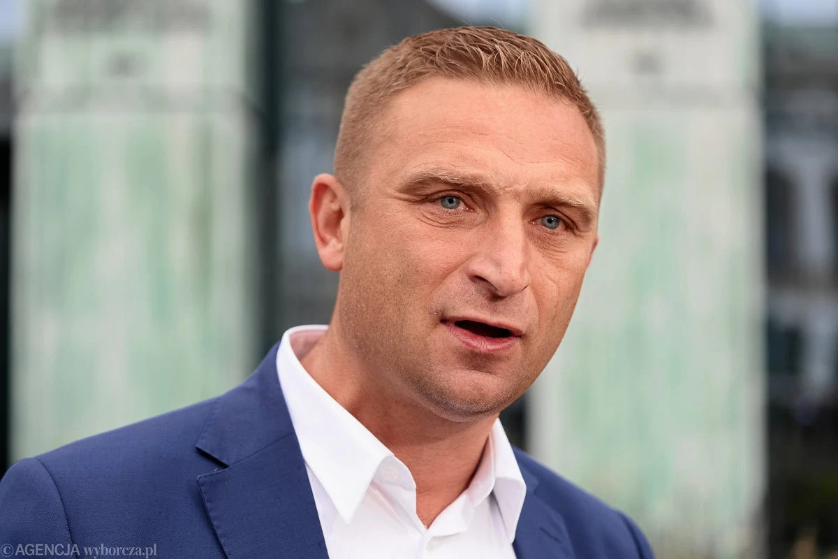 Kim jest bąkiewicz robert i jak kształtuje obecną politykę
